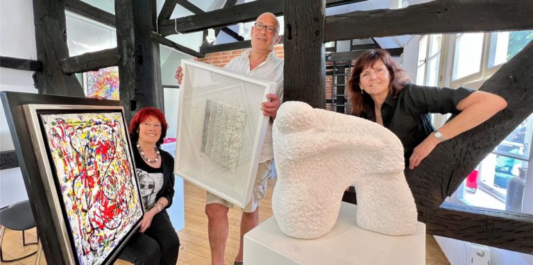 International Museumstag: Organisatorin Helga Hartmann (li.), Markus Maier und Jutta Maier präsentierten Werke im Pumpenwärter-Haus in Unna-Königsborn.
