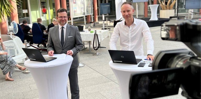 Sebastian Smulka (li.) und Kevin Kohues berichten live aus der Bürgerhalle des Rathauses Unna über die Landtagswahl und den Bürgerentscheid zur Eishalle.
