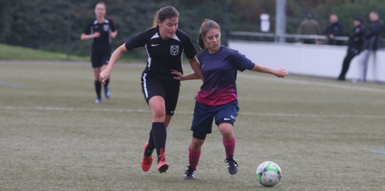 Melissa Herzberg (r.) traf für den PSV Bork.