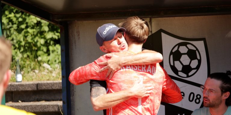 Marc Woller (l.) herzt SuS-Keeper Lars Suhr. Der Ex-Coach des Holzwickeder SC ist bis zum Saisonende als Betreuer in Kaiserau im Einsatz.