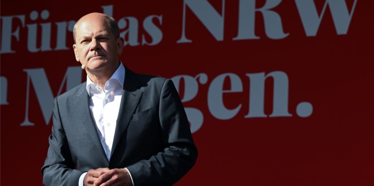 Bundeskanzler Olaf Scholz (SPD) steht auf der Bühne auf dem Roncalliplatz bei einem Wahlkampftermin der SPD.