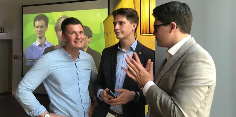Zufriedenheit sieht anders aus: Dortmunds FDP-Chef Nils Mehrer (r.) mit Stellvertreter Levin Rybak (Mitte) und Direktkandidat Jens Isselhorst.