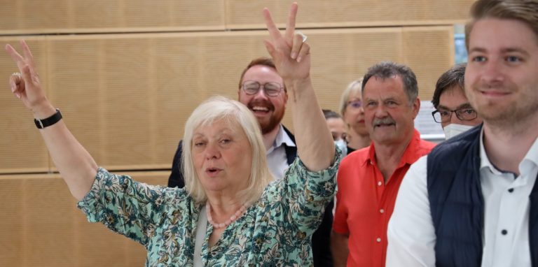 Grüne im Freudentaumel: Die Co-Vorsitzenden Regina Ranft und Maximilian Ziel (von links) neben den Parteiurgesteinen Herbert Goldmann und Jochen Nadolski-Voigt. Am rechten Bildschirmrand ein zufriedener CDU-Direktkandidat Marcal Zilian, hinten eine frustrierte Susanne Schneider (FDP) – sie wird dem neuen Landtag wohl nicht mehr angehören.