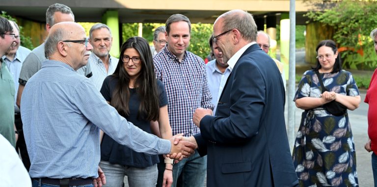 Glückwünsche gab es für Wahlsieger Rainer Schmeltzer von seiner Frau Renate Schmeltzer-Urban.