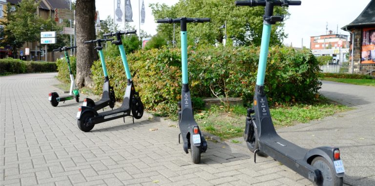 E-Scooter, die im Weg stehen, bilden eine Gefahr für Menschen mit Sehbehinderungen. Die Firma RTB, die ihre Entwicklungsabteilung im Gründerzentrum in Kamen hat, weiß Abhilfe.