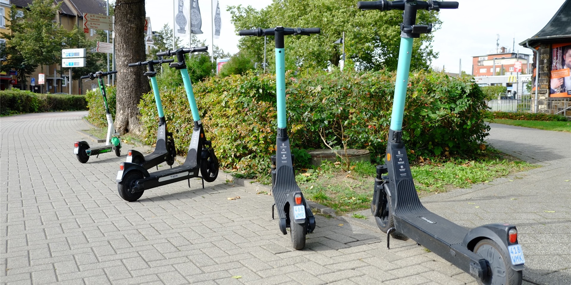 E-Scooter, die im Weg stehen, bilden eine Gefahr für Menschen mit Sehbehinderungen. Die Firma RTB, die ihre Entwicklungsabteilung im Gründerzentrum in Kamen hat, weiß Abhilfe.