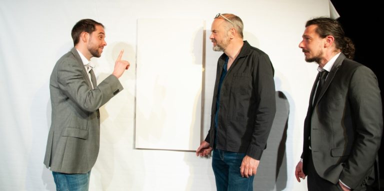 Ist das Kunst? Der Streit dreier Freunde um ein Kunstwerk feiert am 19. Mai Premiere im Theater am Fluss.