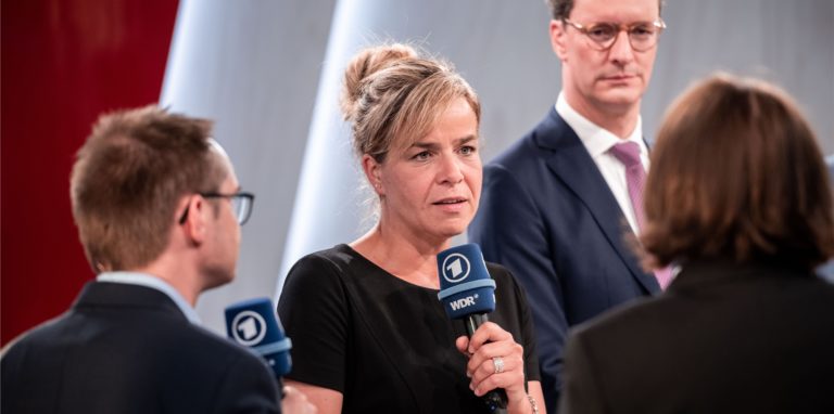 Die Spitzenkandidaten der Parteien in NRW, Mona Neubaur (2l, Bündis 90/Die Grünen), Hendrik Wüst (2r, CDU), Ministerpräsident von Nordrhein-Westfalen, beantworten Fragen der Moderatoren Gabi Ludwig (r, WDR-Chefredakteurin) und Jochen Trum (l, Leiter der landespolitischen Redaktion) am Abend der Landtagswahl in Nordrhein-Westfalen.