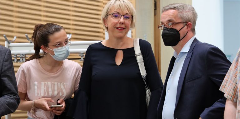 Susanne Schneider (FDP) am Sonntagabend im Wahlstudio im Kreishaus Unna