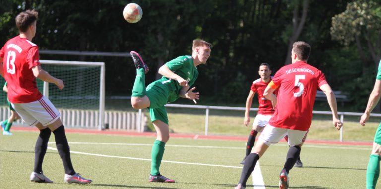 Für Jonas Brinkbäumer (M.) und den SuS Olfen rückt der Klassenerhalt in weite Ferne.