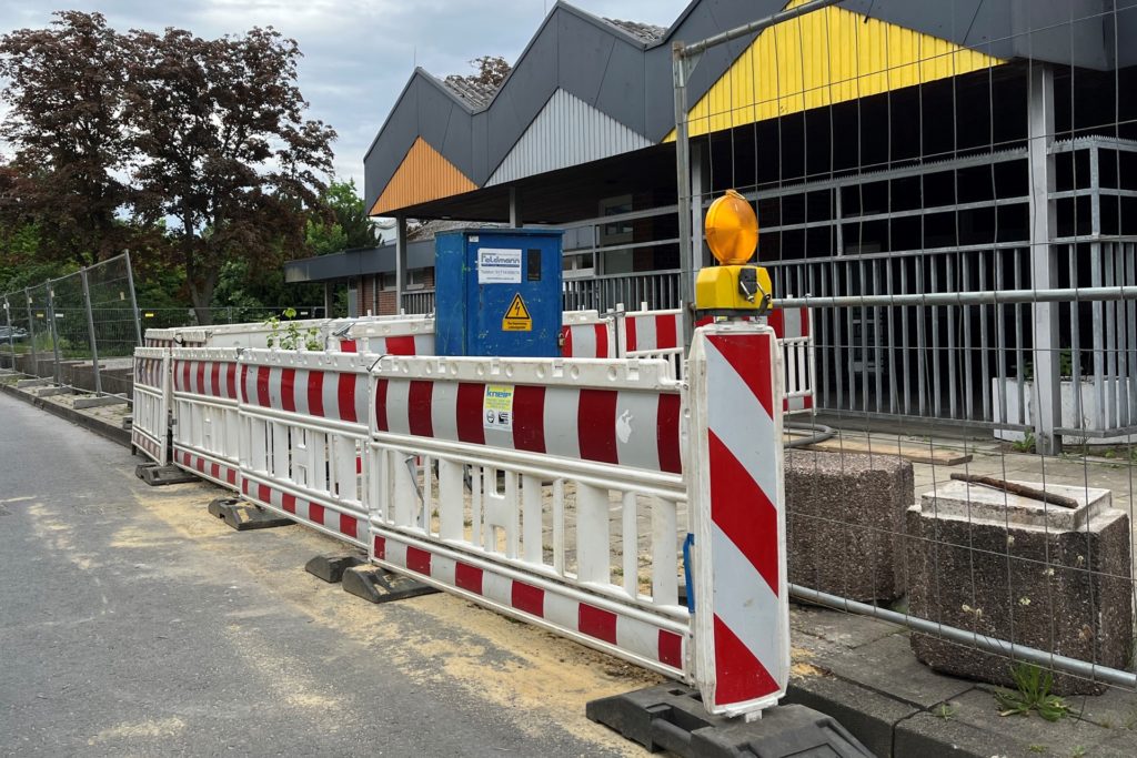 Die Abrissbaustelle bringt Verkehrsbeeinträchtigungen für Fußgänger und eine etwas eingeengte Fahrbahn mit sich. Die Abrissbaustelle bringt Verkehrsbeeinträchtigungen für Fußgänger und eine etwas eingeengte Fahrbahn mit sich.