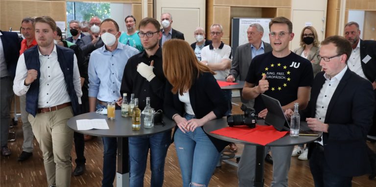 Geballte Faust bei Landtagskandidat Marcal Zilian (l.) und Freude bei seinen Mitstreitern von der Jungen Union im Kreishaus Unna
