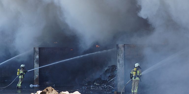 Die Feuerwehr rückte am 19. März mit 130 Mann aus, um gegen den Brand auf dem GWA-Wertstoffhof in Fröndenberg-Ostbüren anzugehen. Nun öffnet die Anlage wieder komplett.