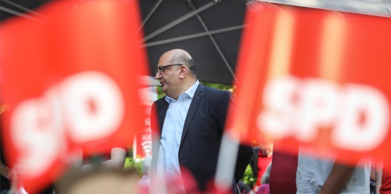 Die SPD holte erneut alle vier Dortmunder Direktmandate, unter anderem mit dem alten und neuen Landtagsabgeordneten Volkan Baran. Aber seit über 20 Jahren schrumpft ihr Vorsprung vor den anderen Parteien.
