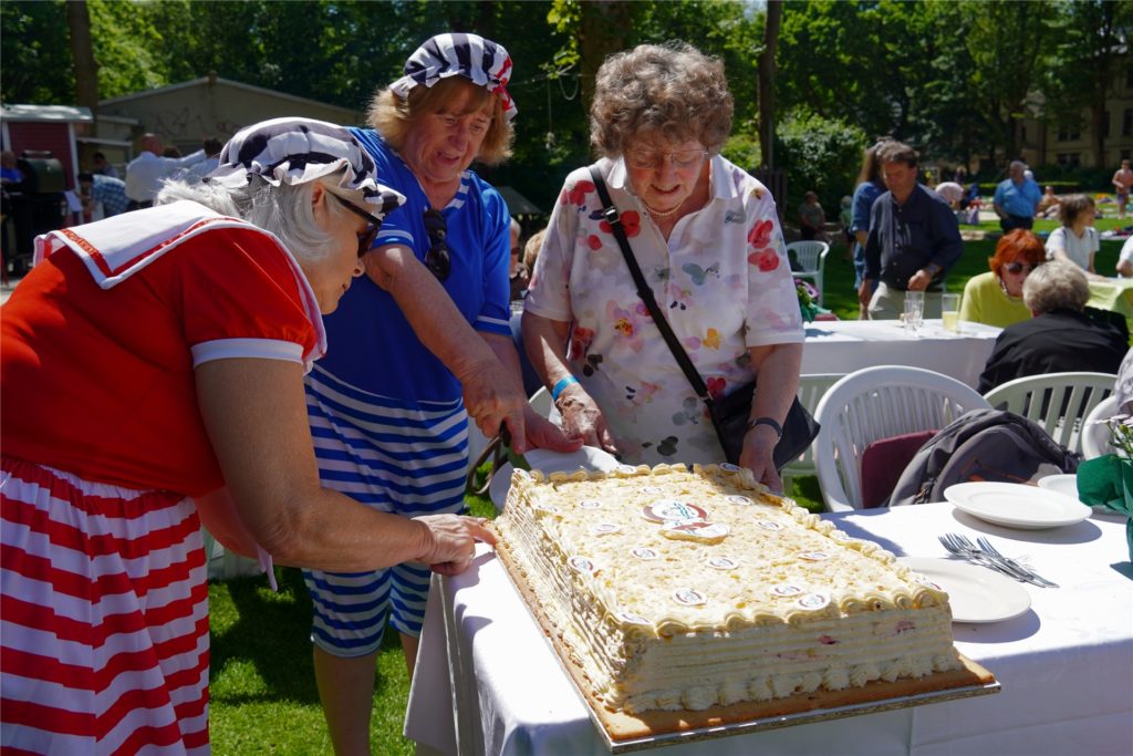 Die „Badenixen“ Bernadine Huber und Brigitte Richter und Gründungsmitglied Gretel Ellama-Trogno scheiden die Geburtstagstorte an. Die „Badenixen“ Bernadine Huber und Brigitte Richter und Gründungsmitglied Gretel Ellama-Trogno scheiden die Geburtstagstorte an.