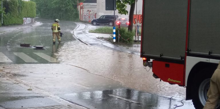 Auf der Straße Im Wiesengrund kämpfte die Feuerwehr gegen die Wassermassen.