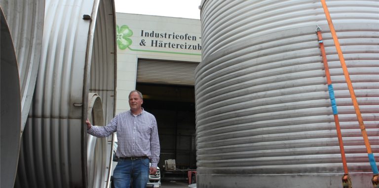 Hendrik zur Weihen ist nicht von kleiner Statur, aber neben diesen Stahlhauben wirkt auch er winzig. Seine Firma Industrieofen- und Härtereizubehör in Unna hat übergroße Spezialanfertigungen für einen Kunden im Sauerland auf den Weg gebracht.