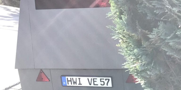 Dieses Gerät steht seit einigen Tagen am Querweg auf der Hohenheide. Handelt es sich um den Enforcement Trailer des Kreises Unna?