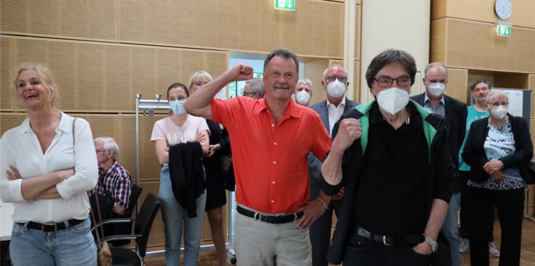 Jubel bei Herbert Goldmann (rotes Hemd) und den Grünen im Kreishaus Unna über das Ergebnis bei der Landtagswahl.