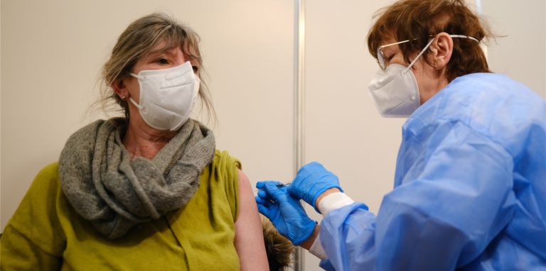 Beschäftigten im Gesundheits- und Pflegebereich müssen sich gegen Corona impfen lassen. Doch viele haben den Nachweis noch nicht erbracht.