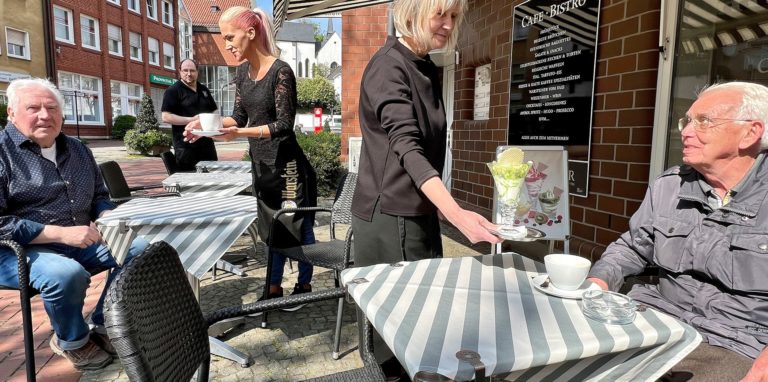 Im Bistro am Brunnen in Fröndenberg kann man sich einen Eisbecher oder ein kühles Getränk schmecken lassen.