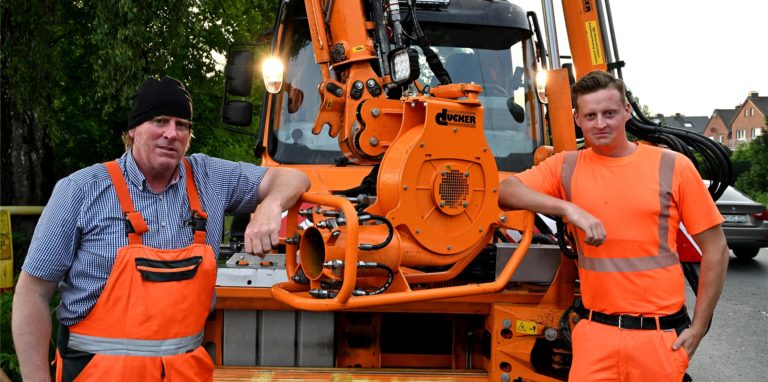 Andreas (l.) und Tim Kroll bekämpfen Eichenprozessionsspinner: Wie hier an der Lünener Straße in Bork kommen Fadenwürmer zum Einsatz, die mit einer großen Düse in die Bäume gesprüht werden.