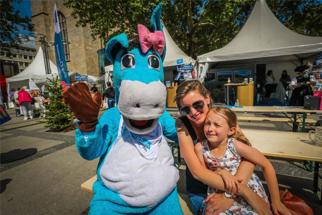 Auch das RN-Maskottchen Leni Lensing ist wieder unterwegs - und bereit für Selfies mit Groß und Klein. Hier ein Bild von 2019. Auch das RN-Maskottchen Leni Lensing ist wieder unterwegs - und bereit für Selfies mit Groß und Klein. Hier ein Bild von 2019.
