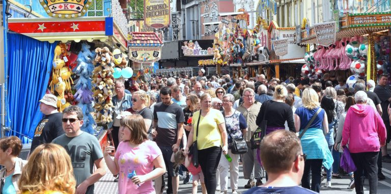 Nach zwei Jahren Pause freuen sich die Veranstalter, wieder Besucherinnen und Besucher auf der Pfingstkirmes in Menden empfangen zu dürfen.