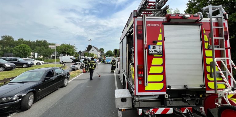 Schwerer Unfall in Unna: An der Hammer Straße/Ecke Zechenstraße sind Autos zusammengestoßen. Es gibt Verletzte.