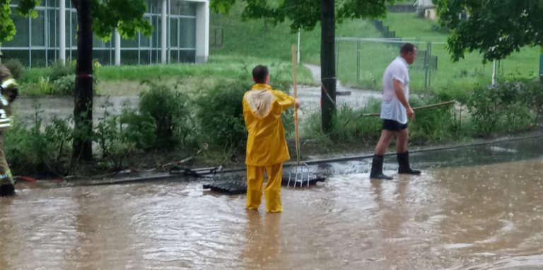 Der kurze Starkregen führte in Fröndenberg am Montag (16. Mai) rund um den Löhnbach zu Überschwemmungen.