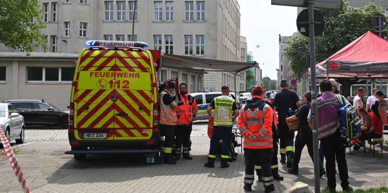 Einsatzkräfte stehen vor einer Schule. An einem Gymnasium in Bremerhaven ist am Donnerstag geschossen worden. Eine Frau sei mit der Waffe verletzt worden, sagte eine Polizeisprecherin.