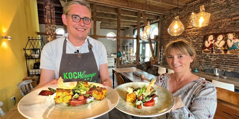 Florian Trippe und Andrea Barczewski bereiteten in der Kochlounge auf dem Hof Sümmermann in Fröndenberg westfälische Potthucke zu.