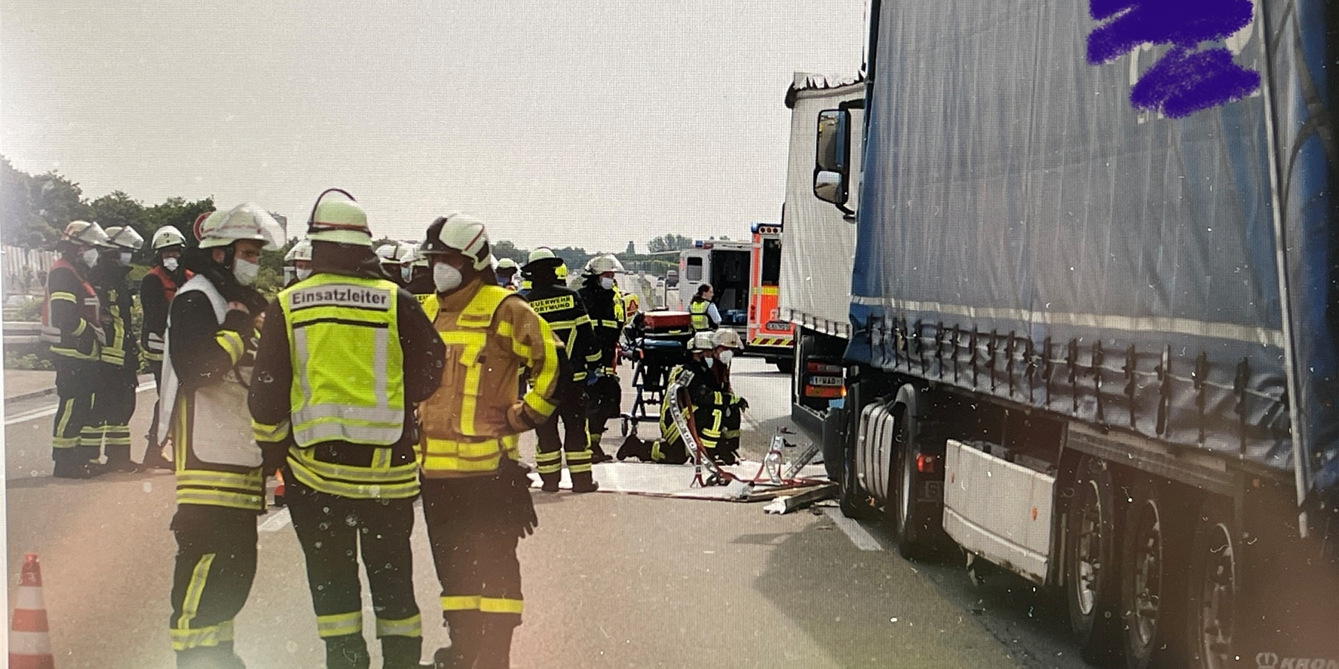 Drei Lastwagen krachten am Donnerstag (19.5.) gegen 9.30 Uhr auf der A2 zusammen. Der Unfall in Fahrtrichtung Hannover in Höhe Mengede sorgte für mehrere Kilometer Stau. Es gab mindestens ein Todesopfer.