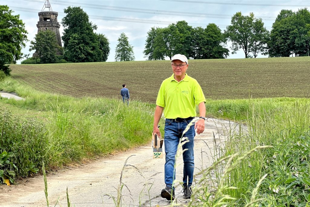 Werner Morr auf dem Weg zum Dienst: Unweit des Birmarckturms kreuzen sich mehrere Wanderwege. Morr hat sich 16 Jahre lang darum bemüht, dass sich niemand verläuft. Werner Morr auf dem Weg zum Dienst: Unweit des Birmarckturms kreuzen sich mehrere Wanderwege. Morr hat sich 16 Jahre lang darum bemüht, dass sich niemand verläuft.