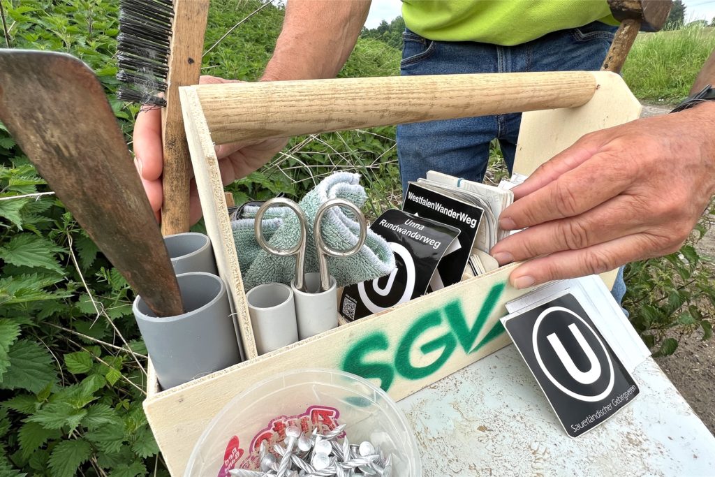 In den Werkzeugkasten gehören Wegschilder, Hammer, Nägel und andere praktische Dinge. In den Werkzeugkasten gehören Wegschilder, Hammer, Nägel und andere praktische Dinge.