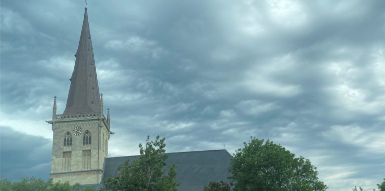 Der Himmel über der Kreisstadt Unna wird immer dunkler. Angesagt sind orkanartige Böen, literweise Regen und möglicherweise schwere Hagelkörner. Die Menschen im Kreis Unna müssen sich auf sehr ungemütliches Wetter einstellen.