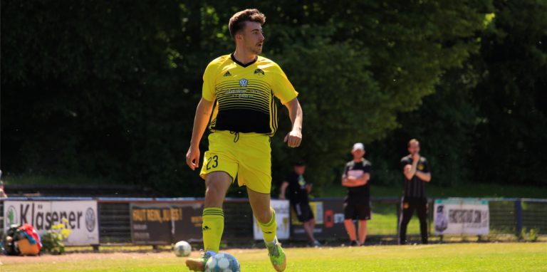 Marcel Friede (20) war vergangenen Sonntag in Resse ein Aktivposten des SuS Kaiserau. Über das Trainer- und Betreuerteam (im Hintergrund Marc Woller und Robert Kittel) verlor der Flügelspieler nur lobende Worte.