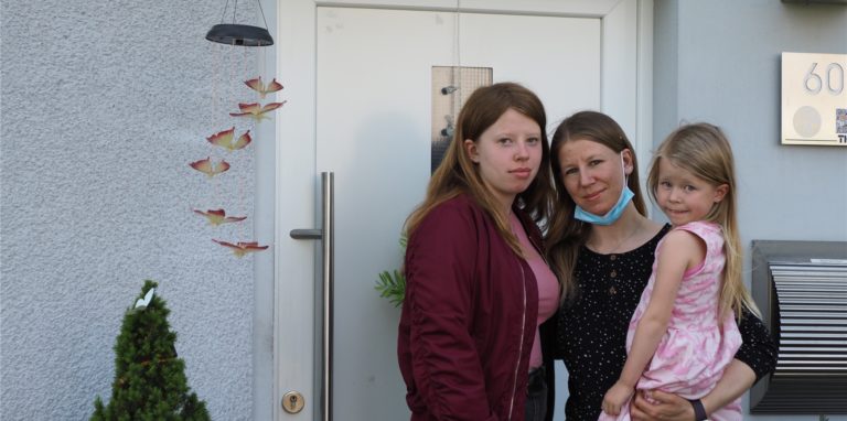 Jennifer Uttich (36,) mit ihren Töchtern Stina (16) und Ellen (5). „Alles ist anstrengend, weil ich keine Privatsphäre habe“, sagt Stina. Die Familie sucht dringend eine neue Bleibe.