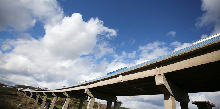 LKW stauen sich auf der Talbrücke Rinsdorf der A45.