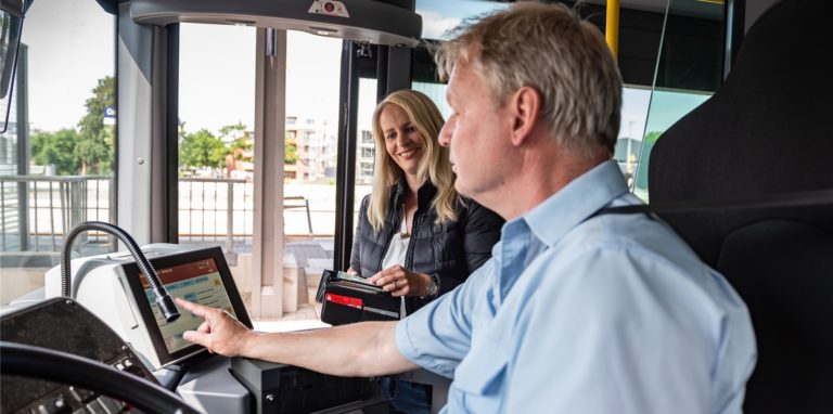 VKU-Busfahrer mit Kundin: Wer mag, kann das 9-Euro-Ticket auch direkt im Bus kaufen.