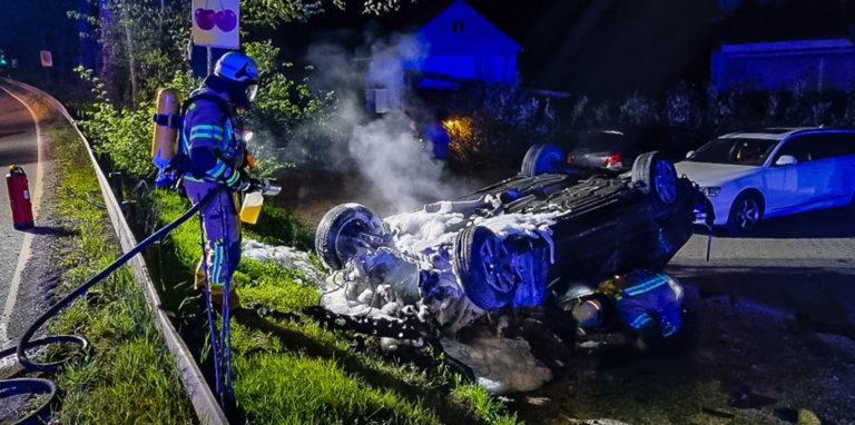 Ende April ging in Menden ein schwarzer Mercedes in Flammen auf. Die Feuerwehr musste löschen. Ursache für den Unfall war ein illegales Autorennen.