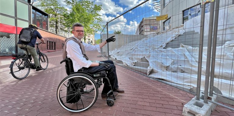 Christian Baran könnte mit seinem Rollstuhl nicht schnell ausweichen, wenn ein Fahrradfahrer bedrohlich schnell heranrollt. Er ist Vorsitzender des Behindertenbeirats, der aktuell sehr besorgt ist wegen der Verkehrsführung am neuen Unnaer Einkaufszentrum.