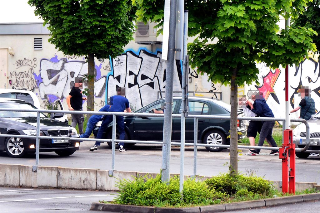 Beim Fluchtversuch stellten sich Supermarkt-Mitarbeiter den Dieben in den Weg. Ein Mitarbeiter wurde dabei angefahren und verletzt. Beim Fluchtversuch stellten sich Supermarkt-Mitarbeiter den Dieben in den Weg. Ein Mitarbeiter wurde dabei angefahren und verletzt.