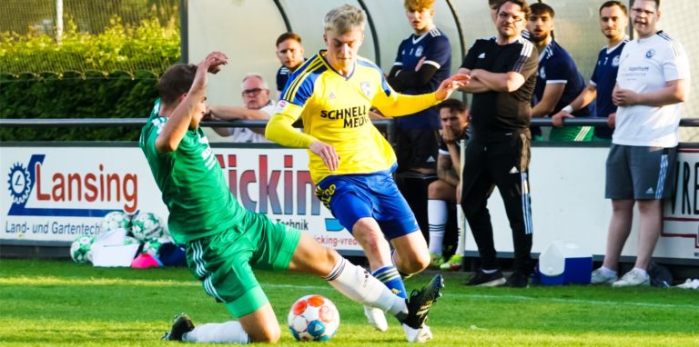 Der Holzwickeder SC – hier mit Moritz Müller (l.) bei der Grätsche – unterlag am Donnerstagabend in Vreden mit 2:3.