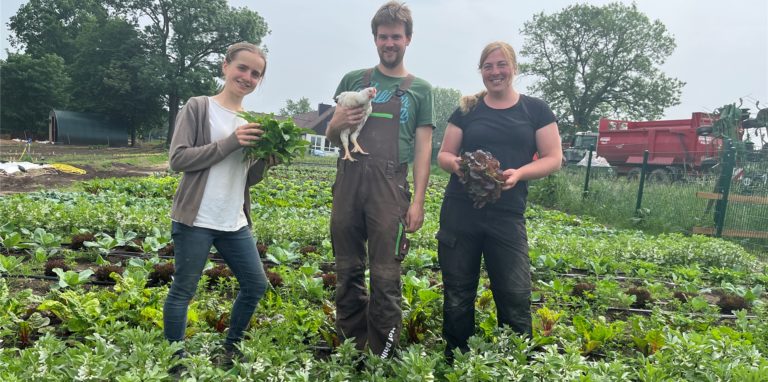 Gemeinsam setzen sie auf dem Hof Dahlhoff das Market-Garden-Konzept um: Ruth Lippert, Sebastian Becker und Katharina Plote. Die Hühner freuen sich über die Reste.