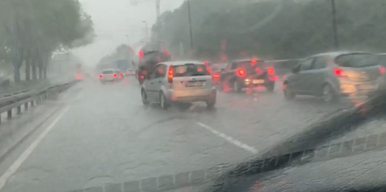 Auf der B1 ließ sich das Ausmaß des Regens in Dortmund am Freitagnachmittag erkennen.