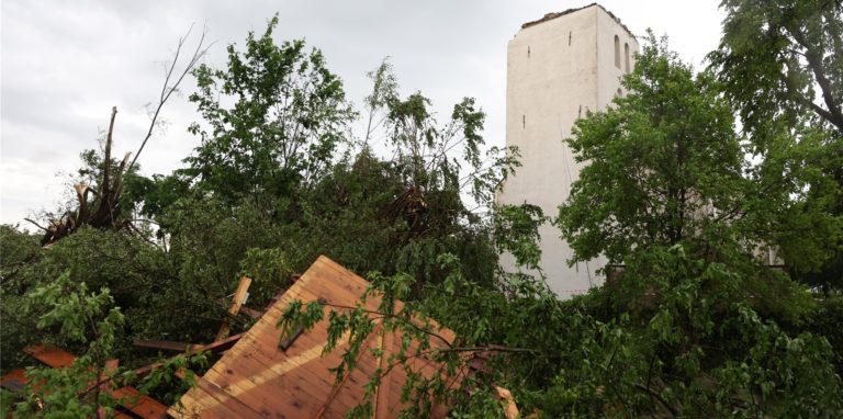 Die Kirchenspitze von Katholische Kirche St. Clemens in Hellinghausen bei Lippstadt wurde komplett zerstört – offenbar durch einen Tornado.