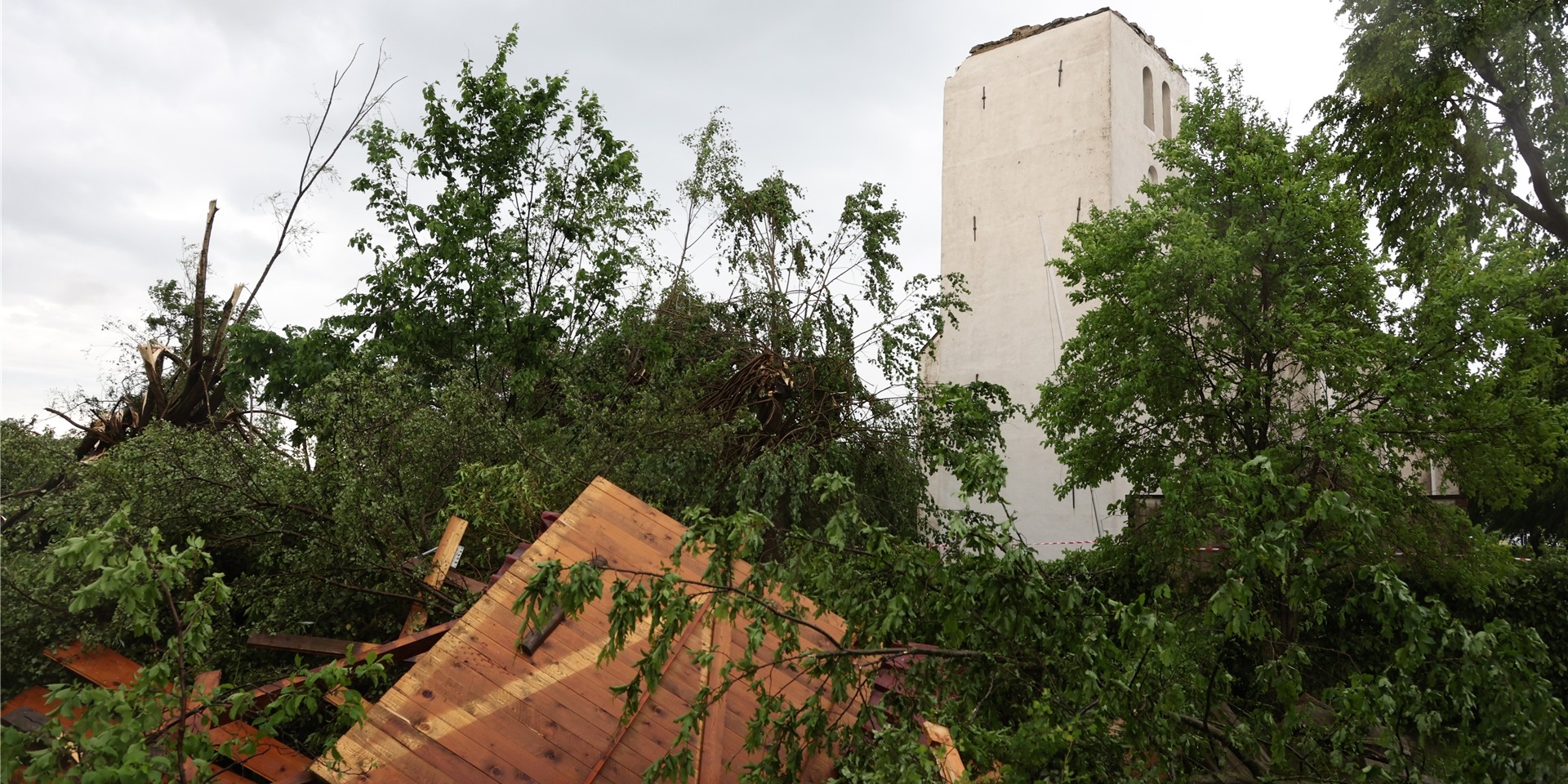 Die Kirchenspitze von Katholische Kirche St. Clemens in Hellinghausen bei Lippstadt wurde komplett zerstört – offenbar durch einen Tornado.
