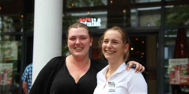 Chantal Singh (l.) und Joeline Maschinski lachen nach getaner Arbeit. Die Mitarbeiterinnen vom Café Extrablatt haben schnell zugepackt.