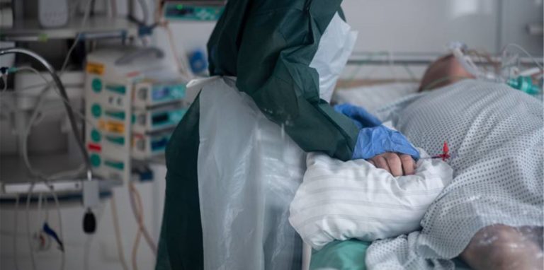 Eine Krankenpflegerin betreut einen Covid-19-Patienten.